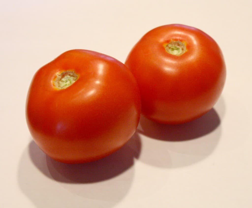 2 red tomatoes