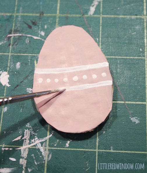 Add detail to your cardboard Easter wreath with a small detail paintbrush!
