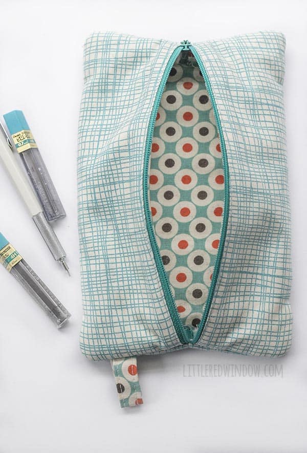 How to sew a simple and super easy zipper pencil case from your favorite fabric! 