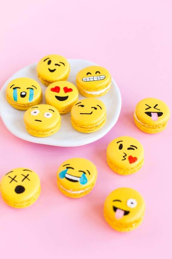 Emoji-Macarons-4-600x900