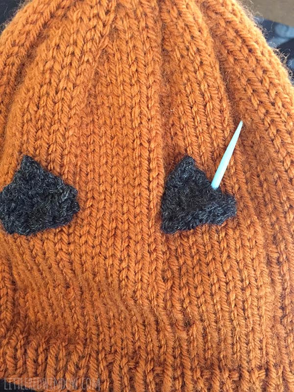 Cute Lil' Pumpkin Hat Knitting pattern, make the perfect Jack-o'Lantern hat for newborns, babies and toddlers! 