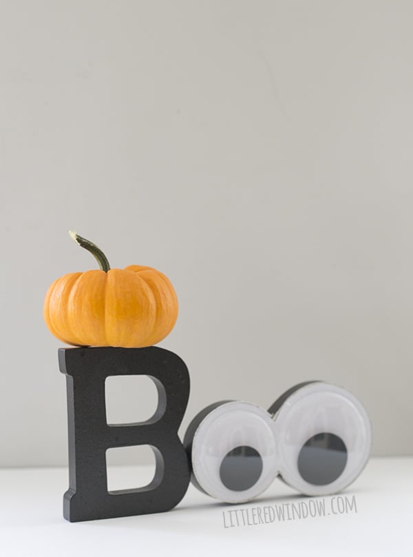 Giant Googly Eyes Halloween Boo Sign!  | littleredwindow.com