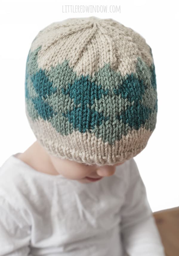 Simple Diamond Hat Knitting Pattern, this fair isle knitting pattern is perfect for newborns, babies and toddlers! | littleredwindow.com