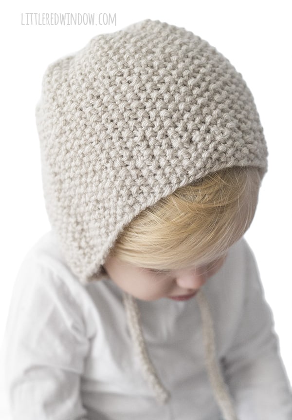Seed Stitch Bonnet Knitting Pattern for babies and toddlers! | littleredwindow.com