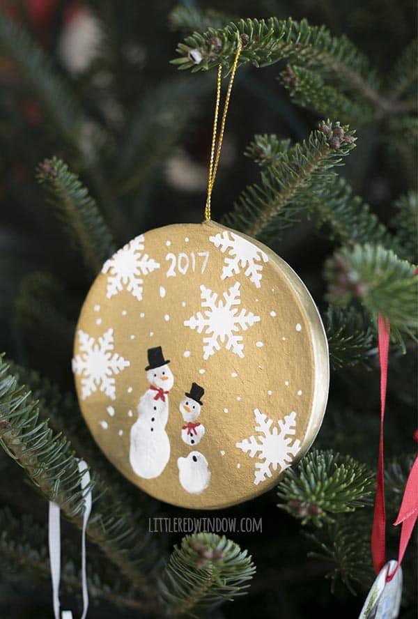 DIY Keepsake Snowman Fingerprint Ornaments, these adorable ornaments are quick and easy to make and they make great Christmas gifts!