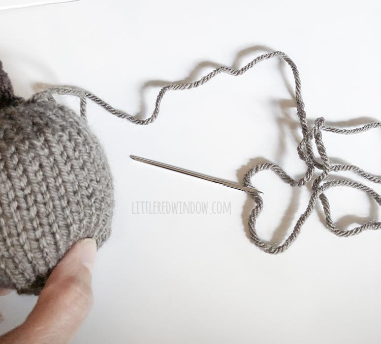 To shape your little knit pumpkin, thread the yarn on a yarn needle.
